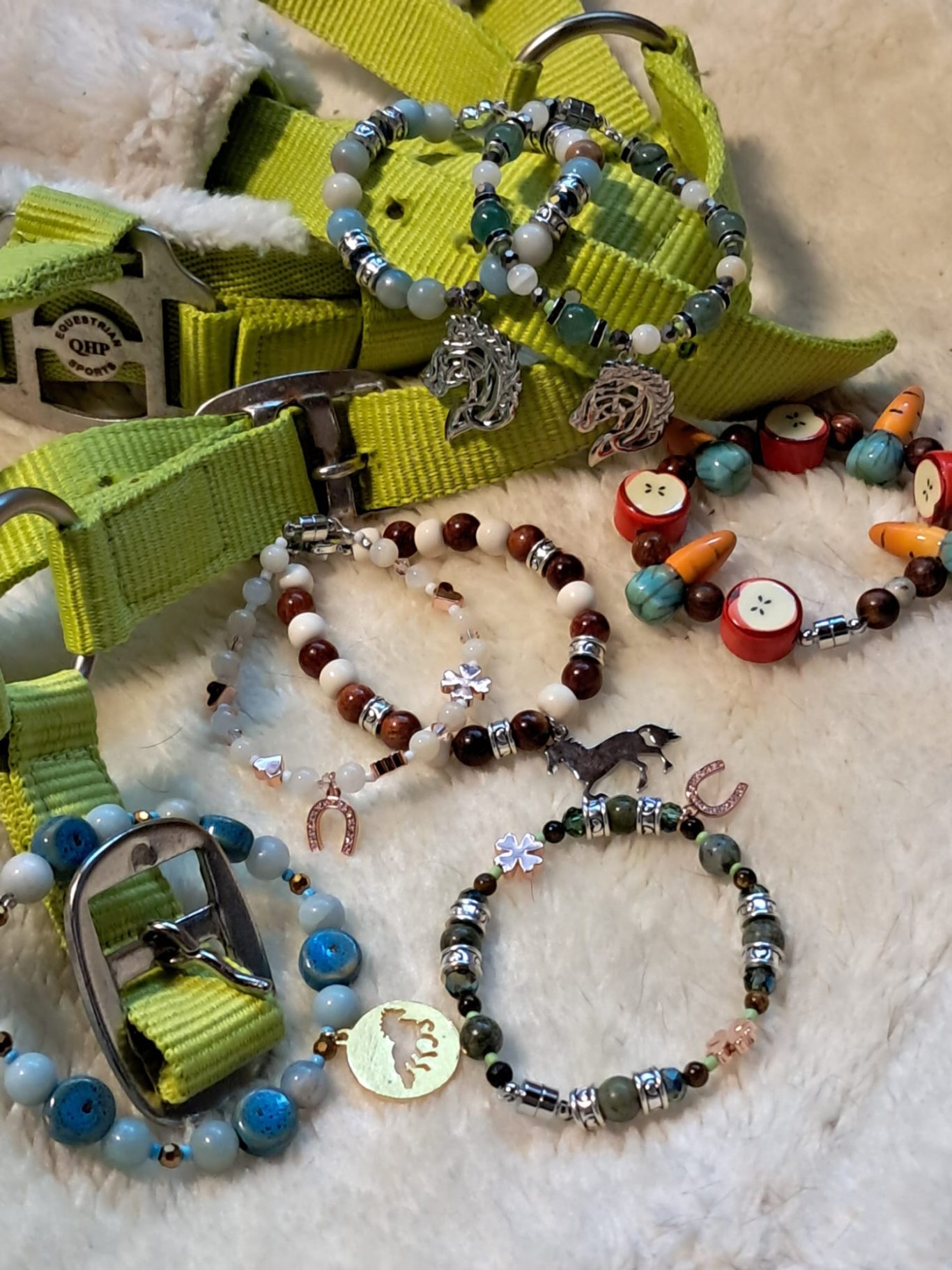 Verschiedene Armbänder aus Naturmaterialien