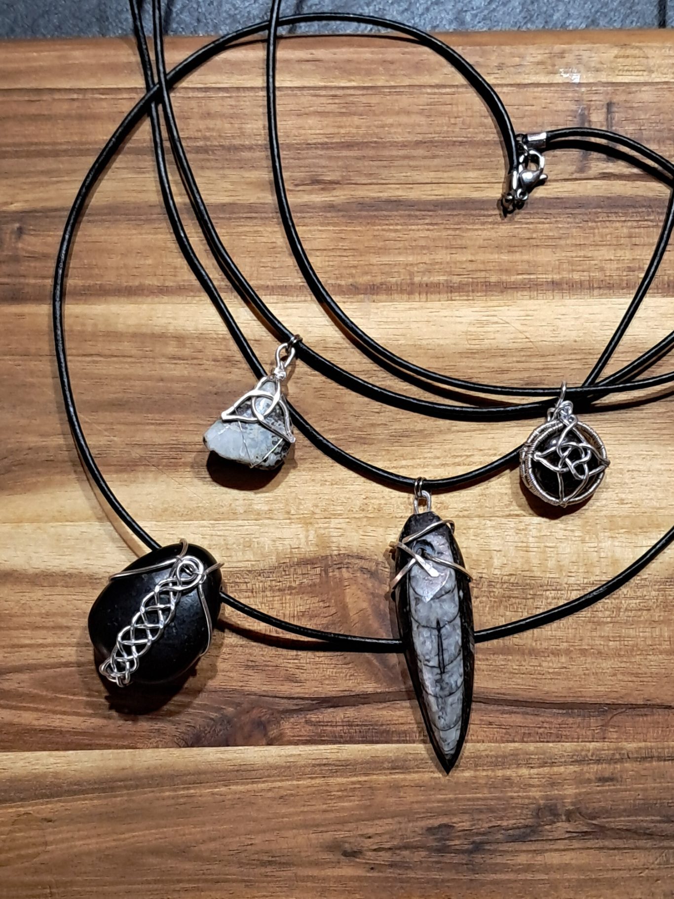 Fossilien, Tigerauge und Larimar mit Silber