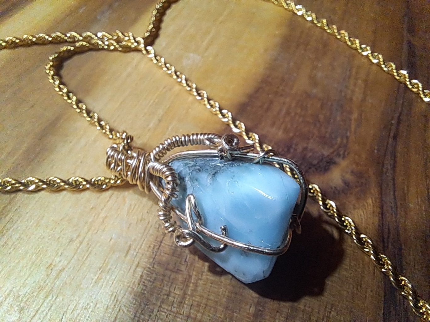 Larimar und vergoldeter Draht
